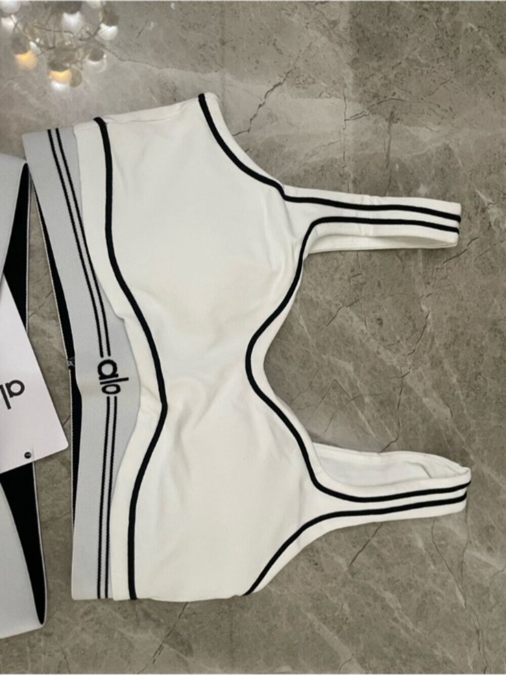ALO Yoga White High-Rise Leggings with Black Contrast Piping - Picture 3 of 6